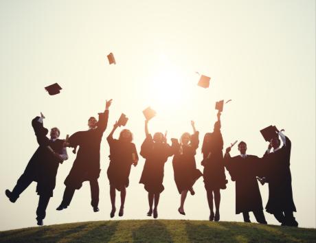 Étudiants célébrant leur diplôme, illustration de la formation et du parcours académique sur un CV.