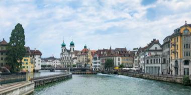 Comment faire un CV suisse ? (Exemples et conseils)